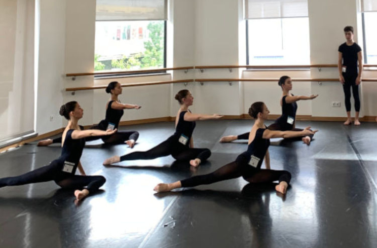 Alunos a fazer exame de dança contemporânea