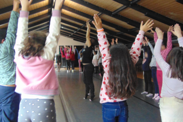 Alunos de dança a alongar