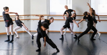 Grupo de crianças a dançar em estúdio