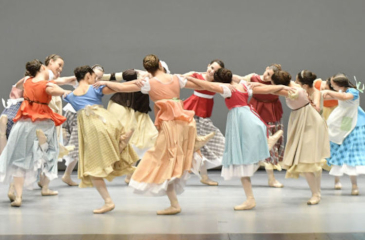 Grupo a dançar em palco