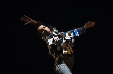 Rapariga a dançar em palco