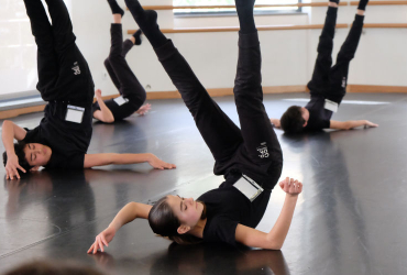 Alunos de dança contemporânea no estúdio